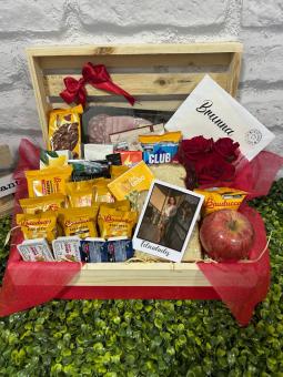 CESTA ADORO VOC� COM KIT +  ARRANJO DE ROSAS E FOTO